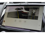 車の周囲360&deg;のオーバーヘッドビューをタッチスクリーンに表示。同時にいくつかのビューを映し出し、タッチスクリーンの表示と音で障害物との距離をお伝えします。駐車の苦手な方も安心の機能です。