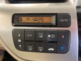【オートエアコン】一度お好みの温度に設定すれば、車内の温度を検知し風量や温度を自動で調整。暑い&hellip;寒い&hellip;と何度もスイッチ操作をする必要はありません。快適な車内空間には必須の機能ですね♪