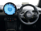 運転に必要な情報はヘッドアップディスプレイ、中央ディスプレイからタッチパネルで操作します。