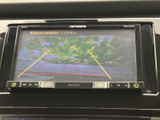 バックカメラの映像が鮮明に表示され、狭い場所でも安全に駐車できます。運転に自信がない方にもおすすめです。