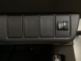 VSA装備車です。VSAはドライバーの操作と車の動きを見守っています。もし車の挙動が乱れたとき、4輪別々にブレーキをかけたり、エンジンパワーをしぼることによって車を安定させます。