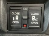 【両側パワースライドドア】両側がパワースライドドアになっており、運転席のスイッチやスマートキーでも開閉が可能です!開口部も広いので乗り降りも楽々♪