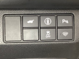 Hondaセンシング用の、VSA(ABS+TCS+横滑り抑制)解除と路外逸脱抑制機能のオンオフスイッチなどはハンドルの右側に装備しています。