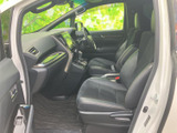 運転席からの視界は広く、運転操作もスムーズです。安全運転をサポートする機能が充実しており、快適な運転空間を実現しています。