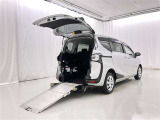車いすスロープを展開した画像です。