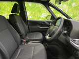 運転席からの視界は広く、運転操作もスムーズに行えます。座り心地の良いシートは、長距離運転でも疲れを軽減します。