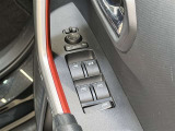 【パワーウィンドウ集中スイッチ】運転席のパワーウィンドスイッチ位置には運転以外の窓の開閉・ロック機能も付いています