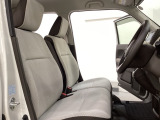 広い足元に肘掛けもついたゆったり座れるシートです。運転席と助手席の間が空いているため、助手席側への移動がスムーズです。交通量の多い道でも、助手席側から乗り降りができます。
