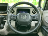 握りやすいステアリングは、運転の楽しさを高めます。操作性も良く、スムーズなハンドリングを実現します。快適なドライビングをサポートする設計です。