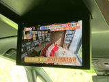 後部座席の乗員も楽しめるモニター画面。長距離移動も退屈しません。ご家族でのドライブに最適な装備です。