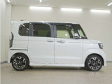 リアには左右スライドドアを採用。狭い駐車場でも開閉しやすく、強風の日でもドアが煽られにくくなっております。小さなお子さまやご年配の方も安心して乗り降りできます。