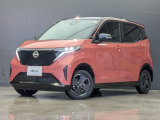 鮮やかなツートーンカラーが目を惹くスタイリッシュな外観。日産先進のVモーショングリルとシャープなLEDヘッドランプが、近未来的なEVらしさを演出します。