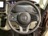 ハンドルにHondaセンシング系のクルーズコントロールやレーンキープアシストなどのスイッチと、オーディオの操作スイッチが装備されています。ハンドルから手を離さず安全に操作できます。