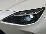 【LEDヘッドライト】悪天候や夜間走行時も良好な視界を確保し安心して運転できる高輝度LEDヘッドライトを装備!点灯速度が早く、消費電力も抑えられています。