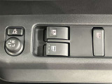 両側パワースライドドアを採用しており、運転席から簡単に開閉操作が可能です。駐車場や狭い場所でも扱いやすく、乗車時・降車時の負担を軽減します。