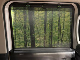【ロールシェード】日差しや車外からの光が眩しいときにサッと引き出して使える、ロール格納タイプのサンシェードを装備。後席に乗ったお子様がウトウトしだした時など、ぜひご活用ください♪