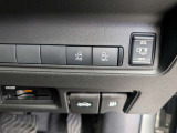 運転席から両側パワースライドドアの開閉操作が可能。送迎時などに非常に便利な装備です。