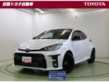 小回りがきいて、走りも爽快な【ヤリス】。4WD・6速M/T・ターボ搭載。走りに特化したGRバージョンです。大きく開いたフロントグリルのワイルドさに目を惹かれますね。