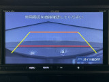 【バックカメラ】運転が苦手な方も車庫入れラクラクです!ギアをリバースに入れれば自動的に切り換わりますので、面倒な操作は不要です♪狭い駐車場もお車を傷つけず安心ですね!
