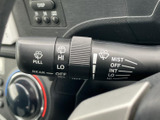 雨天時でもクリアな視界を確保できるワイパーレバー。運転の安全性を高めます。