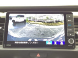 バックモニター付きで、車庫入れやバック時の後方確認をしっかりサポート。モニターに映し出される映像で死角も確認しやすく、狭い場所での駐車や後退時の操作をより安心して行えます。
