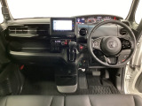 車内は光触媒抗菌消臭施工済です。スタイリッシュなデザインでスポーティなインパネ周りを演出します。グローブボックスやカップホルダーのほかにトレーなどたくさんの収納スペースが付いています。
