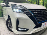 【LEDヘッドライト】悪天候や夜間走行時も良好な視界を確保し安心して運転できる高輝度LEDヘッドライトを装備!点灯速度が早く、消費電力も抑えられています。