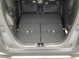 後席の操作がしやすく、荷物の量や大きさに合わせてスムーズにシートアレンジが行えます。