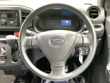 インテリアに合わせたデザインのステアリングは、運転される方のことも考え、運転しやすい形状、大きさです。是非一度、実際に触ってお確かめください。