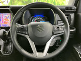 握りやすいステアリングは、運転の楽しさを向上させます。操作性にも優れ、快適なドライビングをサポートします。