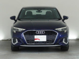 Audiデザインの特徴であるシングルフレームグリルが存在感を主張します。