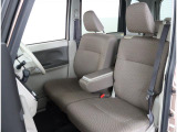 長時間の運転も疲れにくいフロントシート!体をしっかり支えてくれて運転がしやすい形状です!