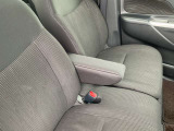 フロントシートにはセンターアームレスト付き、長時間の運転で疲れた腕を乗せてください。