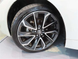 トヨタ純正アルミホイール。タイヤサイズは、225/40R18です。