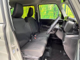 運転席まわりには十分なスペースがあり、大柄な方でもゆったり運転していただける環境です。