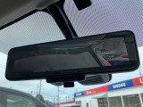 スマートルームミラーが付いております。後席に人が乗車した時や沢山の荷物を積んだ時もバックミラーの視界が遮られる事無く見えるので便利です♪