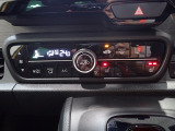 運転席からも手が届きやすく、操作しやすい空調コントロールパネル。オートエアコンなので操作の煩わしさが無くオールシーズン快適にドライブできます。快適空間で運転に集中できますね。