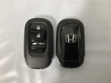 スマートキーを装備しています。鍵を差し込むことなくドアロックの開け閉めと、スタートボタン操作でのエンジンスタートができます。ボタン操作でトランクが開けられる電動テールゲートのボタンもついています。