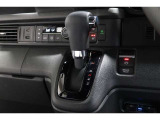インパネシフトだから視線の移動も少なく足元もスッキリ♪運転席もゆったりしているのでゆとりを持ってドライブできますね!