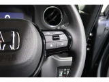 Hondaセンシングの機能のひとつ、アダプティブクルーズコントロール付!アクセルから足を離しても設定したスピードと前車との車間を保ち走行してくれます!車線維持もアシスト☆高速道路で疲労軽減ですね☆