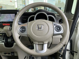 握り心地の良いステアリングは、運転操作を快適にします。スムーズなハンドリングで、運転の楽しさを向上させます。