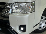 【LEDヘッドライト】悪天候や夜間走行時も良好な視界を確保し安心して運転できる高輝度LEDヘッドライトを装備!点灯速度が早く、消費電力も抑えられています。