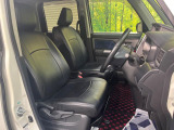 運転席まわりには十分なスペースがあり、大柄な方でもゆったり運転していただける環境です。