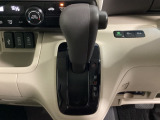 CVT車のセレクトレバーです。低速から高速まで、変速ショックのないスムーズな走りを実現するとともに、エンジン効率のよい領域を維持することで燃費にも貢献します。