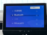 様々なメディアに対応し、高音質で音楽を楽しめます。Bluetooth接続で、スマートフォン内の音楽も簡単に再生できますよ。