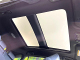 【ガラスルーフ】ガラスルーフ搭載で車内の解放感が一気にアップ!開放的なドライブをお楽しみいただけます。