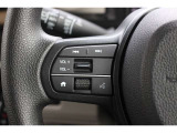 ハンドル左部分でオーディオ操作が可能。そのため、運転中でも目線をずらさずに安全運転♪