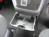 運転席助手席で使用できるドリンクホルダーです。