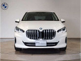 【キドニーグリル】BMWは約90年もの間、ほぼ全ての車両にひと目でBMWだと分かるこの特徴的なフロントグリルが備えられ、デザイン・アイコンとして親しまれてきました。