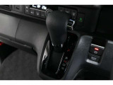 インパネシフトだから視線の移動も少なく足元もスッキリ♪運転席もゆったりしているのでゆとりを持ってドライブできますね!